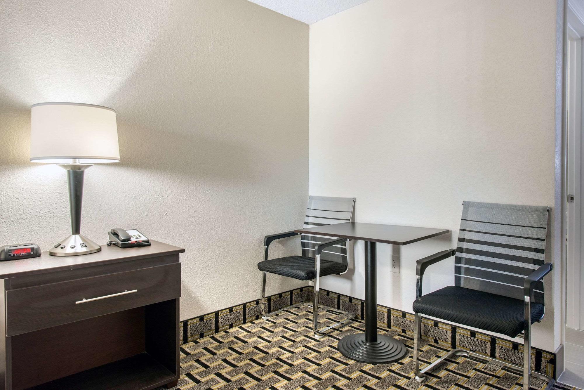 Clarion Inn & Suites Kissimmee-Lake Buena Vista South Extérieur photo