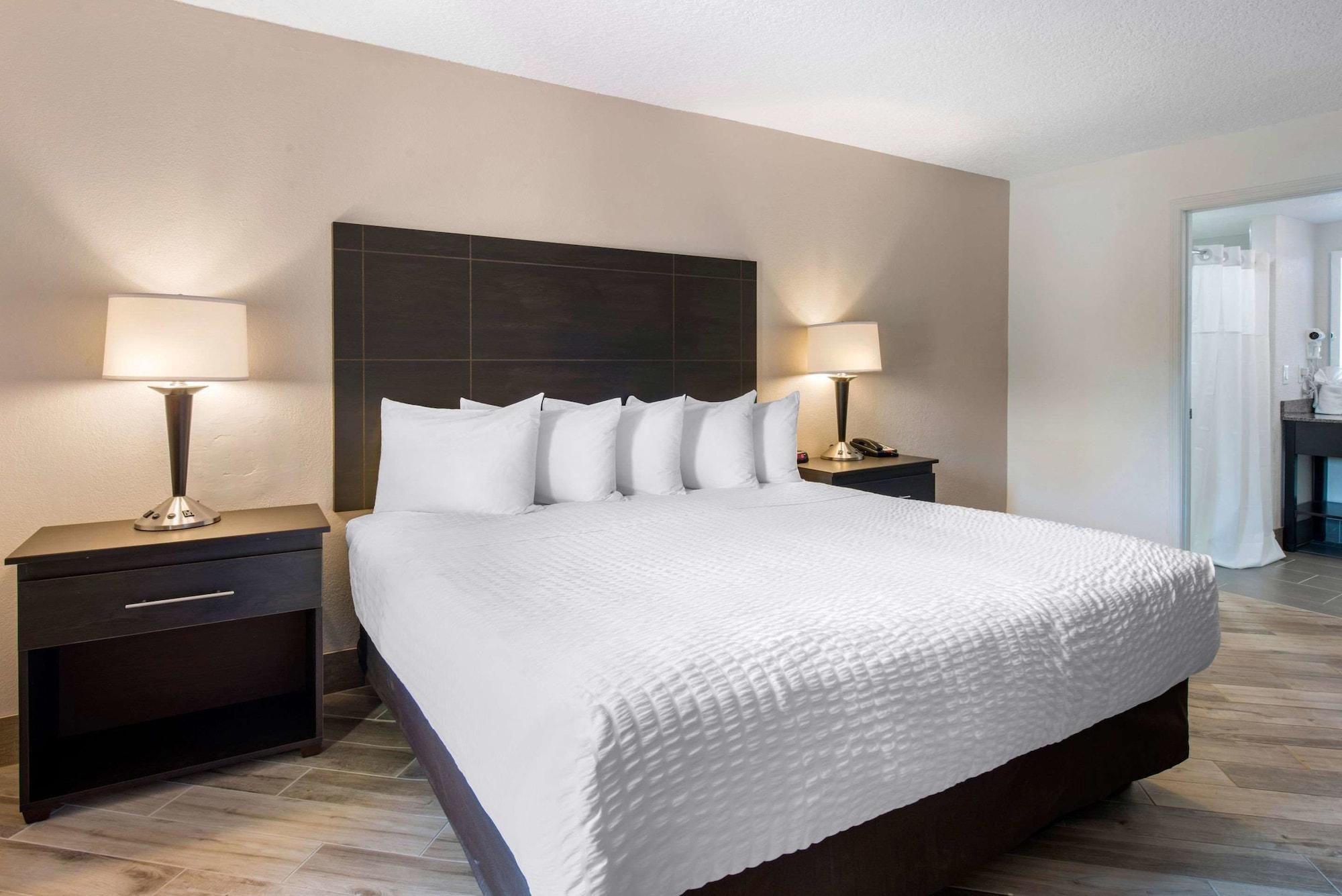 Clarion Inn & Suites Kissimmee-Lake Buena Vista South Extérieur photo