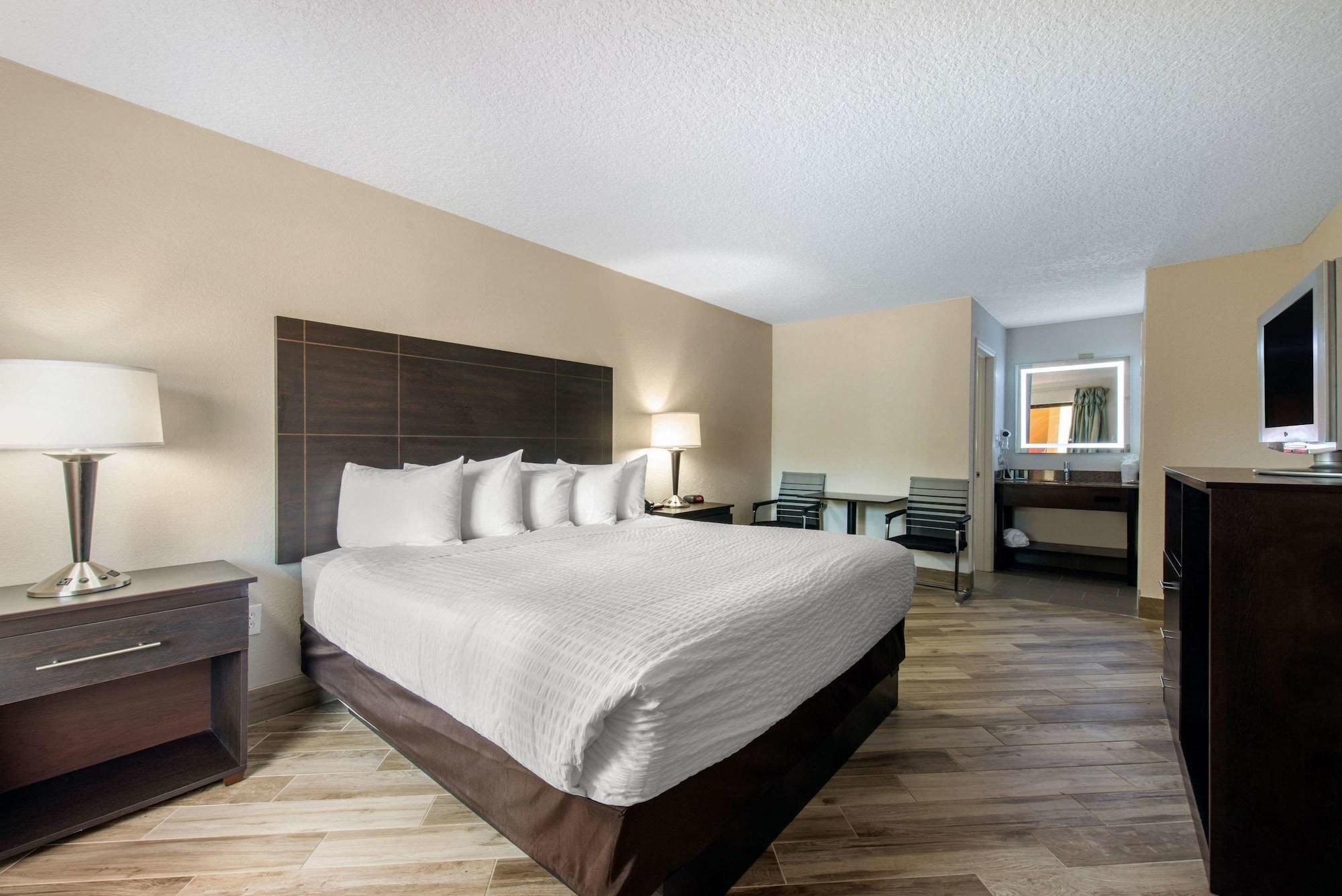 Clarion Inn & Suites Kissimmee-Lake Buena Vista South Extérieur photo