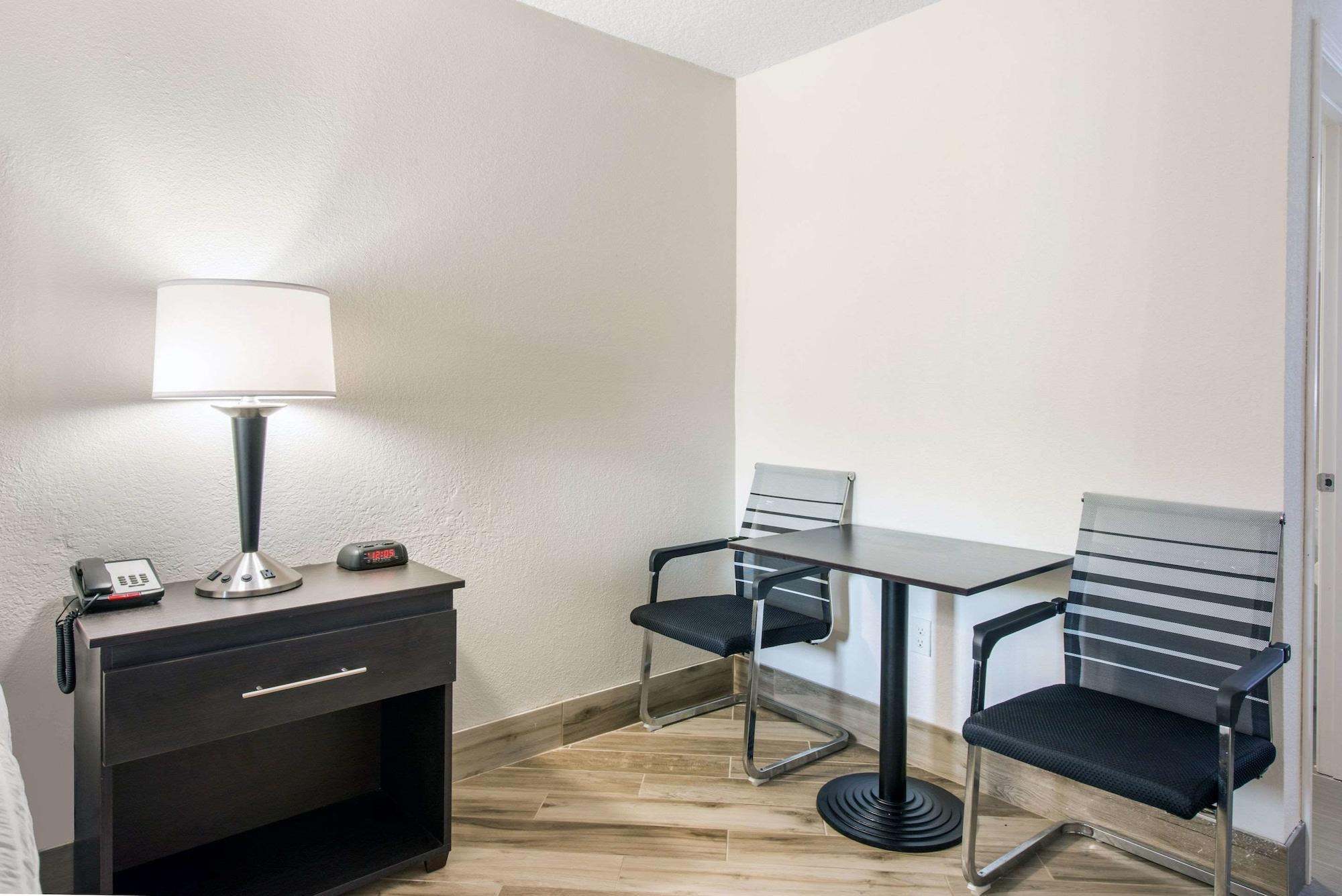 Clarion Inn & Suites Kissimmee-Lake Buena Vista South Extérieur photo