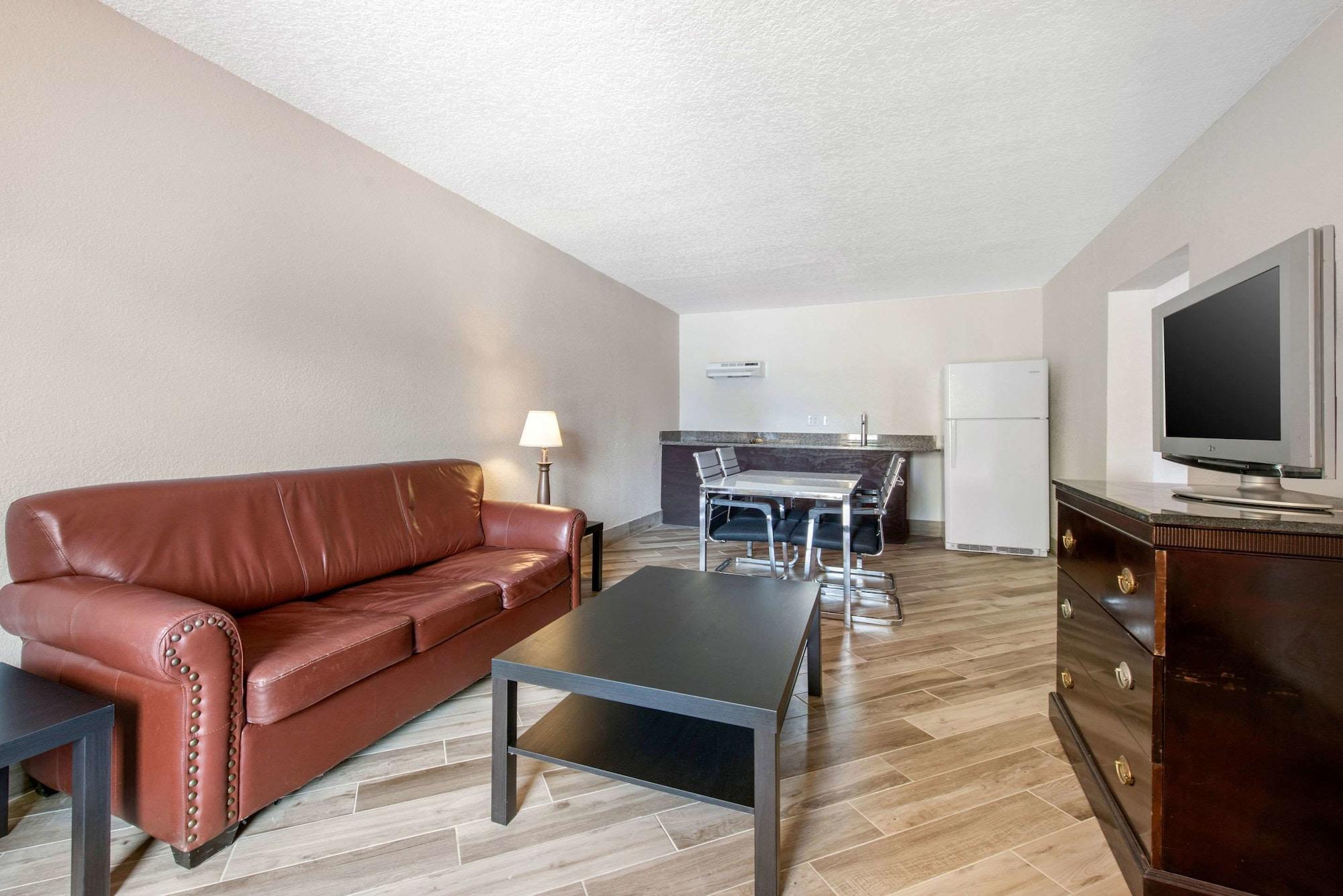 Clarion Inn & Suites Kissimmee-Lake Buena Vista South Extérieur photo