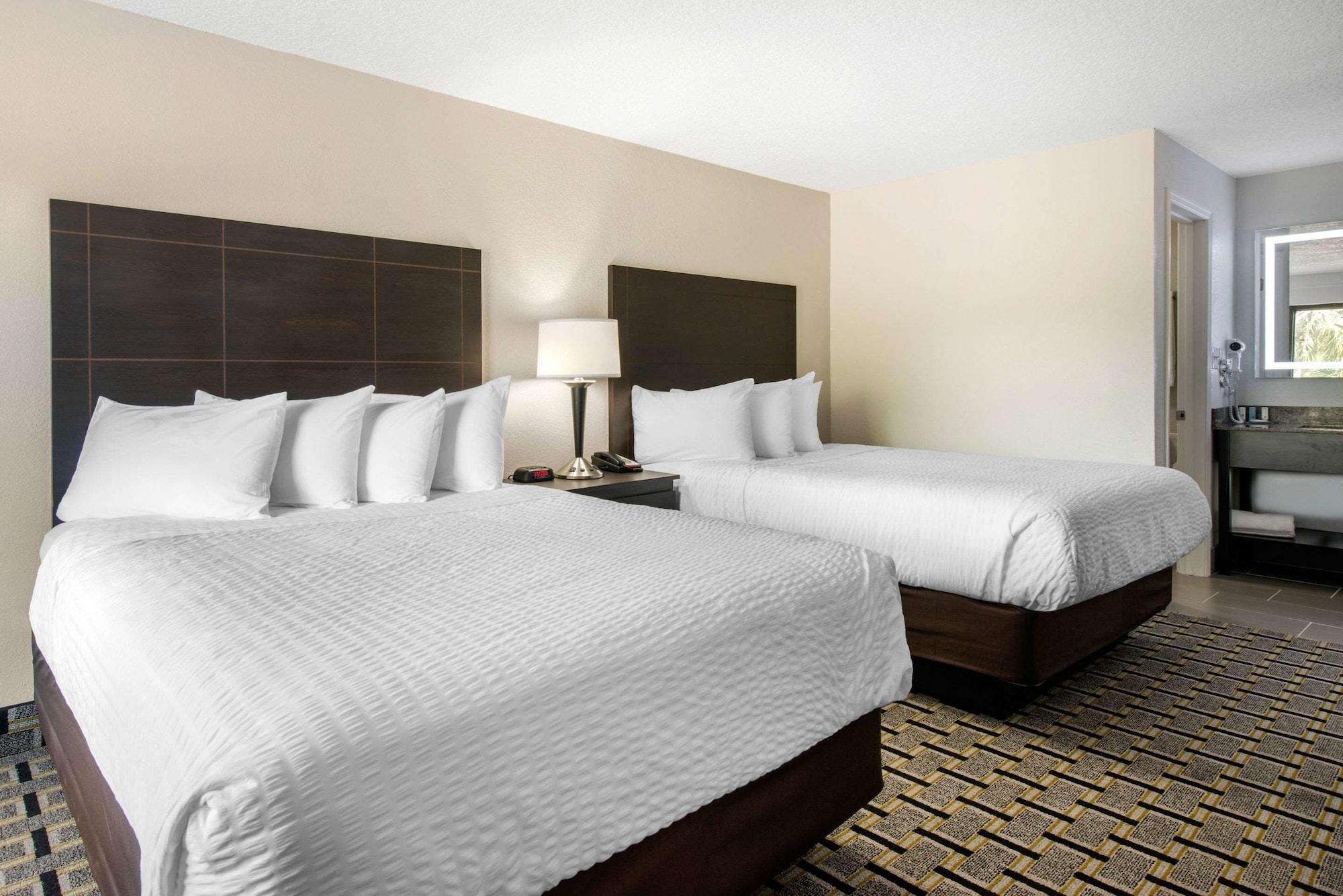 Clarion Inn & Suites Kissimmee-Lake Buena Vista South Extérieur photo