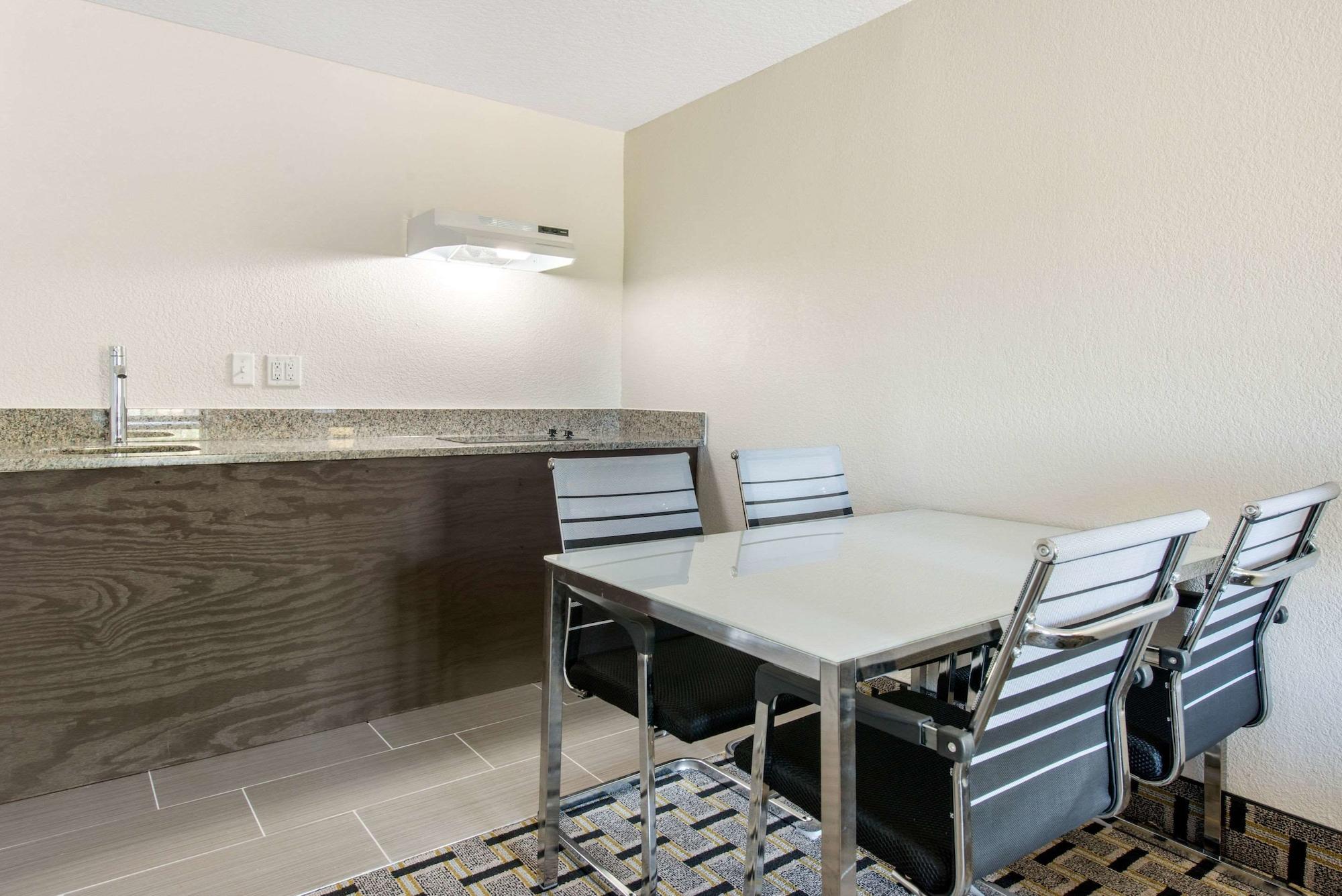 Clarion Inn & Suites Kissimmee-Lake Buena Vista South Extérieur photo