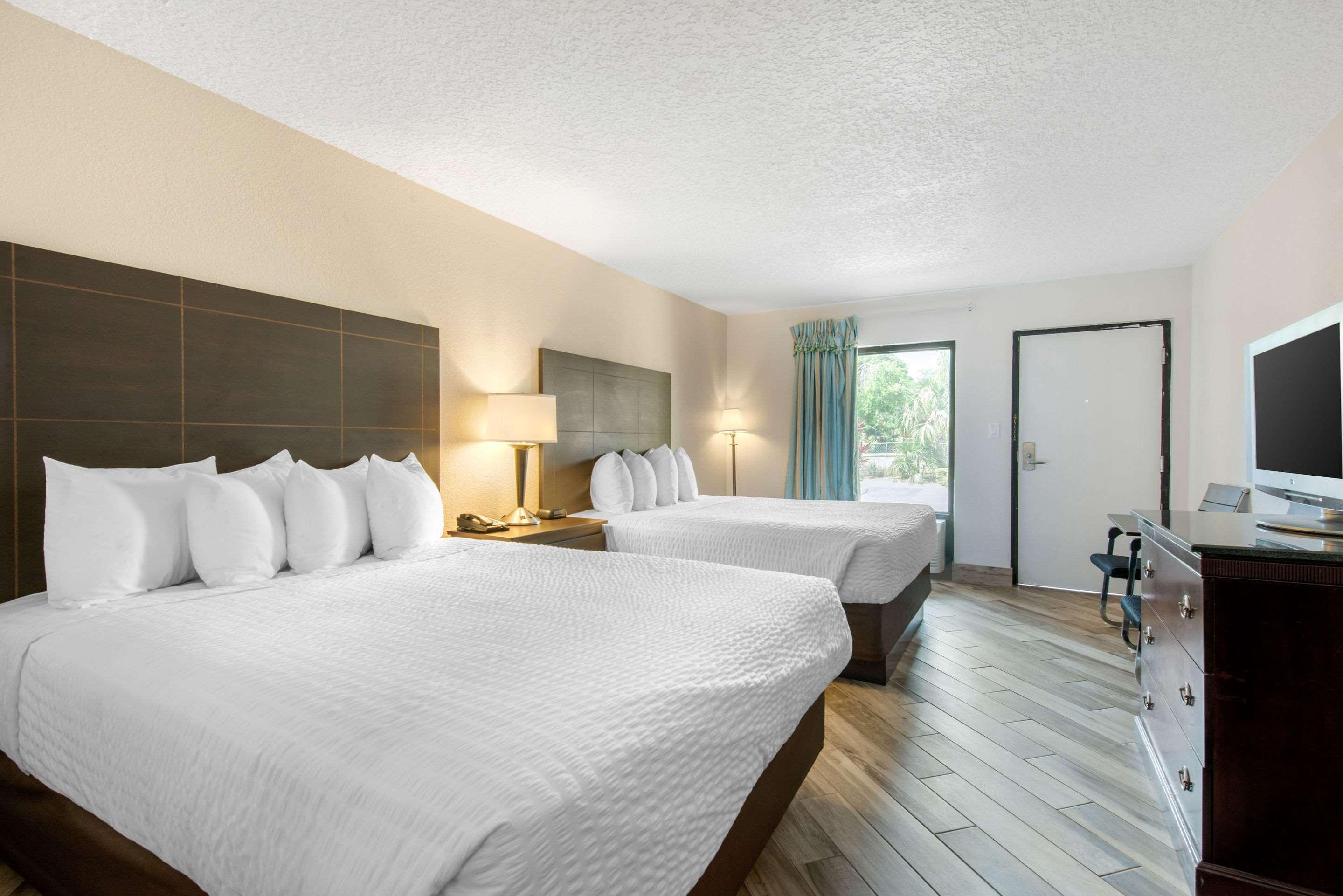 Clarion Inn & Suites Kissimmee-Lake Buena Vista South Extérieur photo