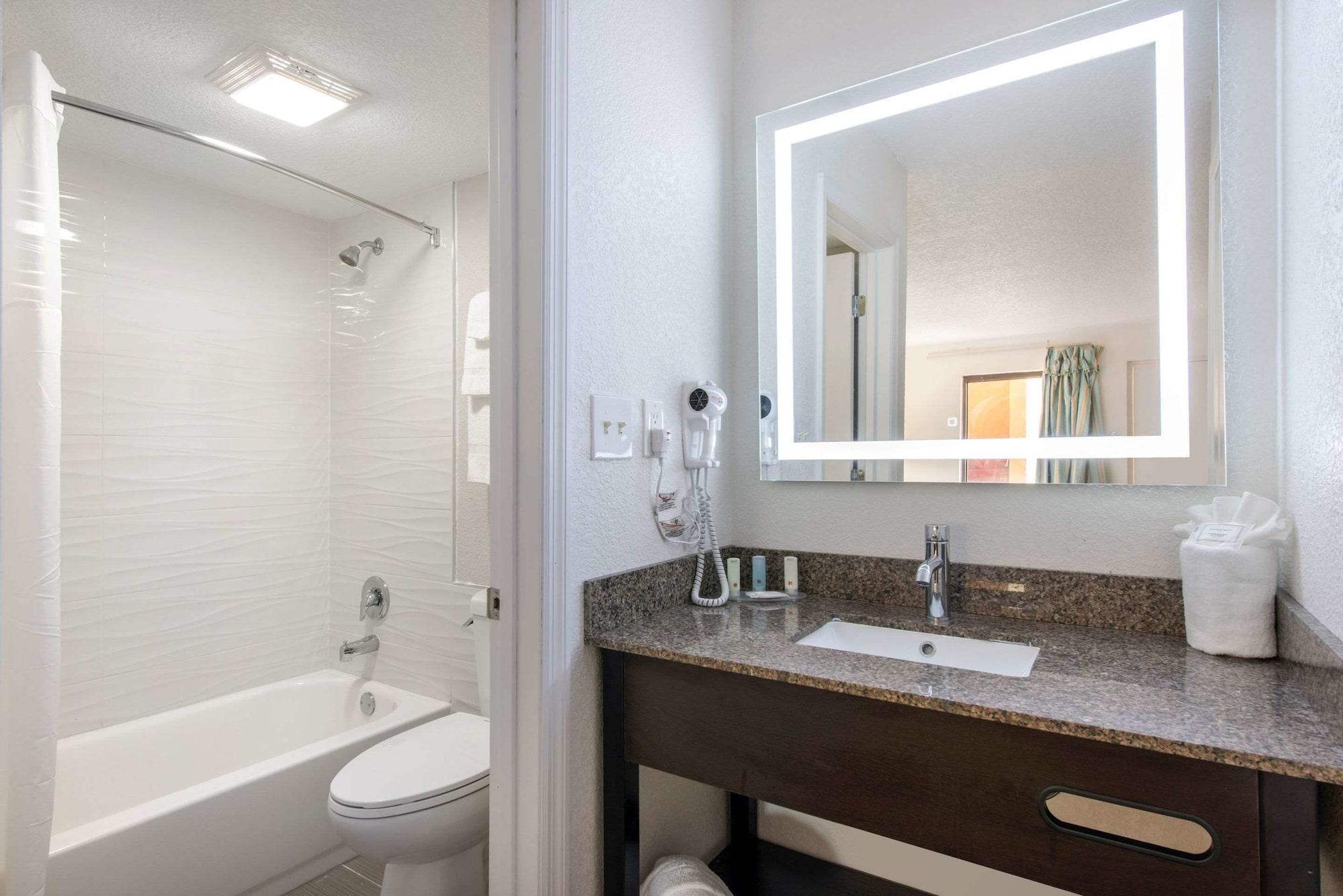 Clarion Inn & Suites Kissimmee-Lake Buena Vista South Extérieur photo