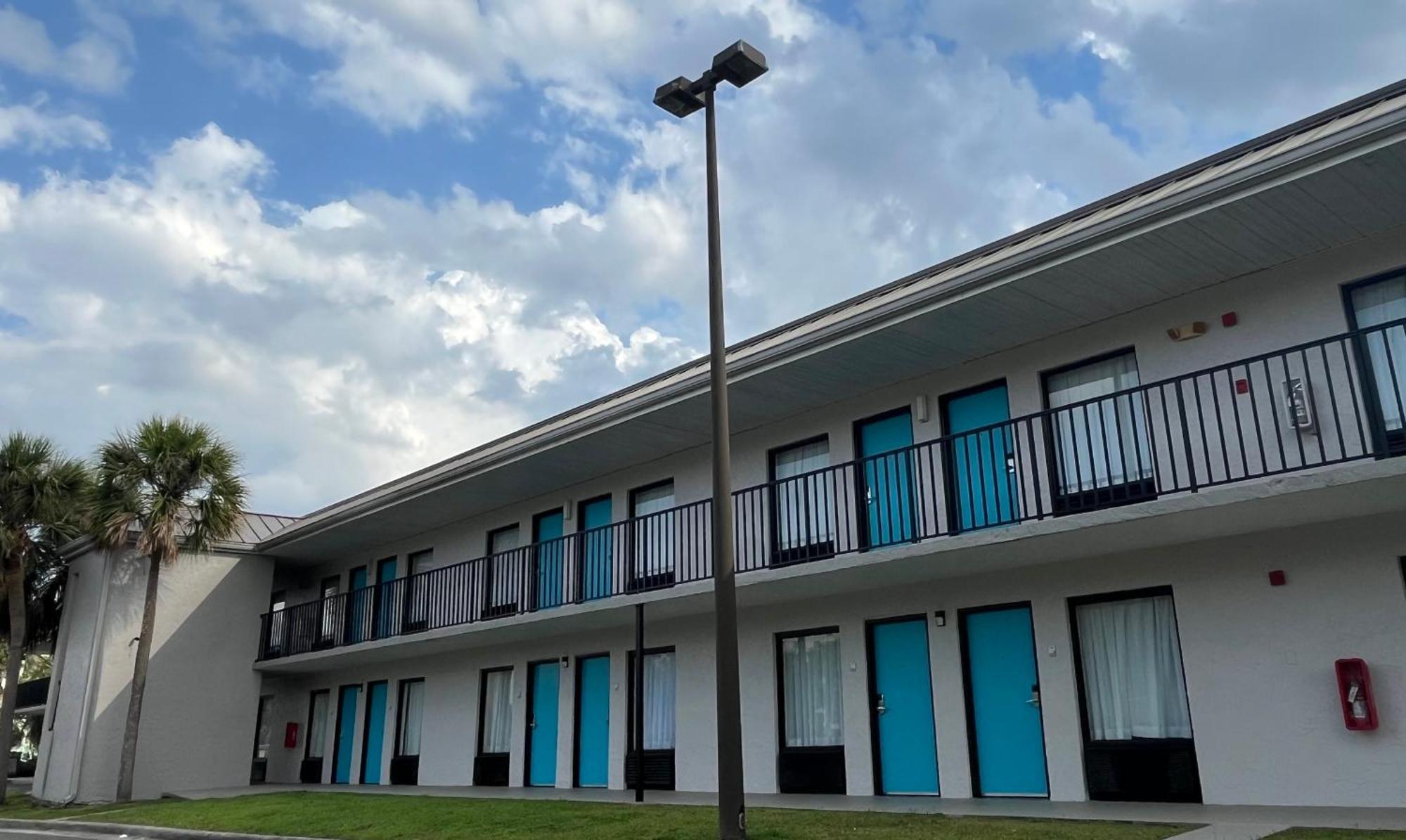 Clarion Inn & Suites Kissimmee-Lake Buena Vista South Extérieur photo