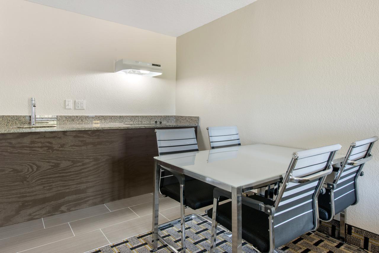 Clarion Inn & Suites Kissimmee-Lake Buena Vista South Extérieur photo