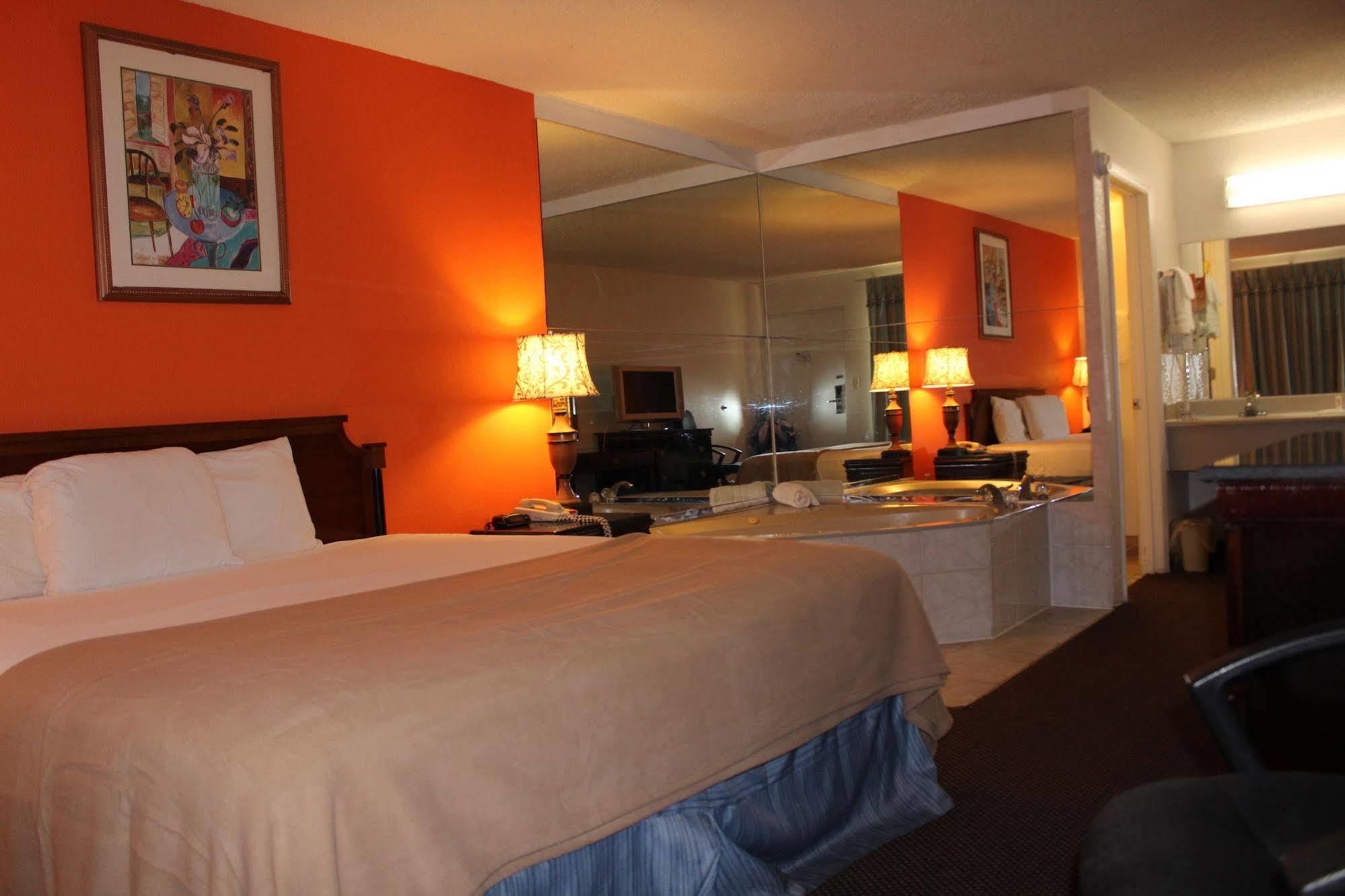 Clarion Inn & Suites Kissimmee-Lake Buena Vista South Extérieur photo