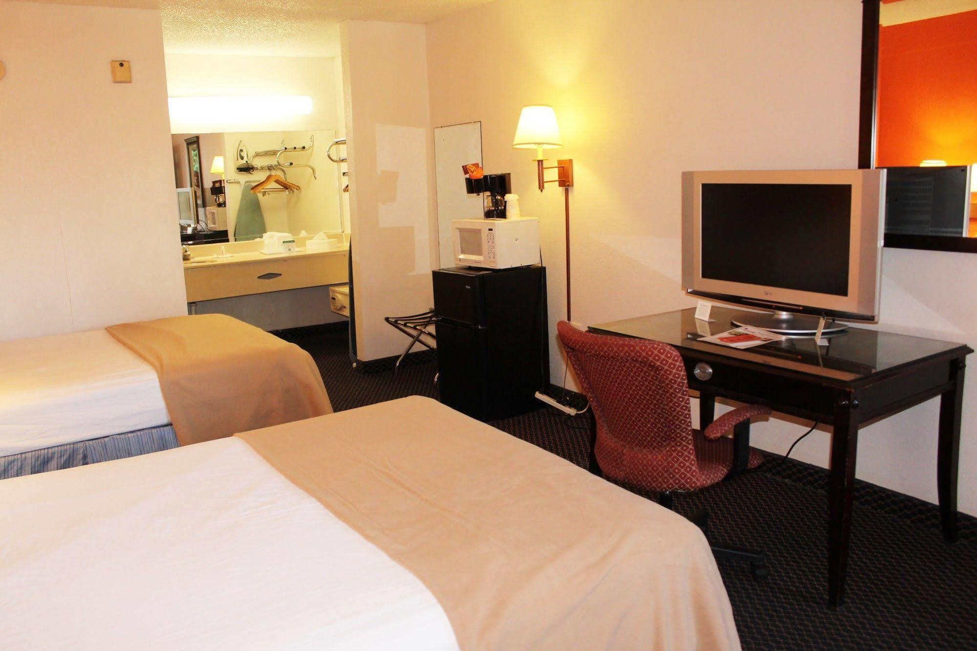 Clarion Inn & Suites Kissimmee-Lake Buena Vista South Extérieur photo